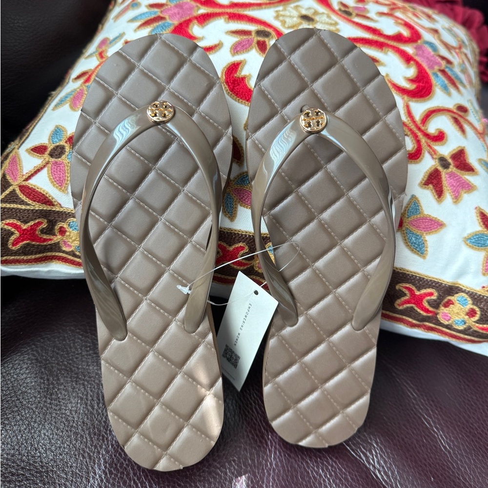 Tory Burch  platform Willa flip flop Sandal Gold Emblem NWT brown size 8